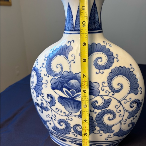 Blue and White Floral Vase - Picture 10 of 11